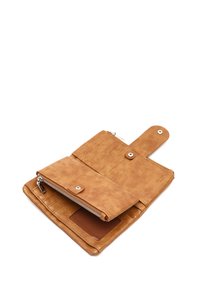 Smeđi kožni novčanik, s više utora za kartice, zippered odjeljkom i zatvaranjem na dugme. Glatka tekstura s suptilnim detaljima šivanja.