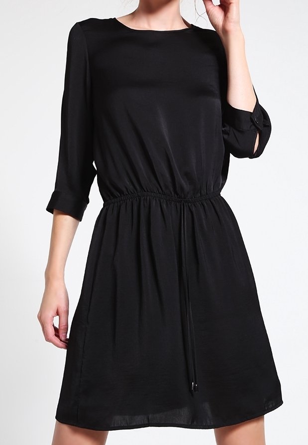 Vestido negro con mangas 3/4, cintura elástica y detalle de cordón. Fabricado en una tela suave, con un escote redondo y un ajuste relajado.