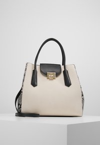 Beige handväska med en strukturerad form, svarta accenter, texturerad ormskinnsmönstrad sida och detaljer i guld. Inkluderar topphandtag och en axelrem.