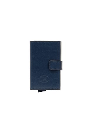 Portafoglio in pelle blu navy con una texture liscia, forma rettangolare e chiusura a scatto frontale. Presenta un logo impresso sottile.
