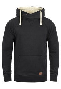 Sudadera negra con capucha texturizada forrada de felpa, mangas raglán, un bolsillo tipo canguro en la parte frontal y cordones color crema con un detalle de etiqueta de cuero.