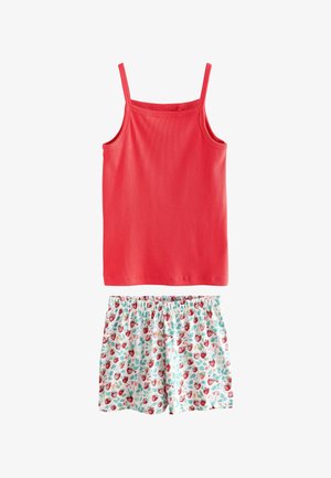 Rotes, geripptes Tanktop mit dünnen Trägern, kombiniert mit weißen Shorts, die ein Erdbeer- und Blattmuster in Rot und Grün aufweisen.