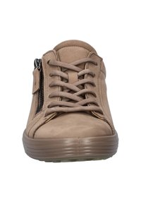 Lichtbruine suède sneaker met een ronde neus, vetersluiting en een zijrits. Heeft een gestructureerde zool en contrasterende gele accenten.