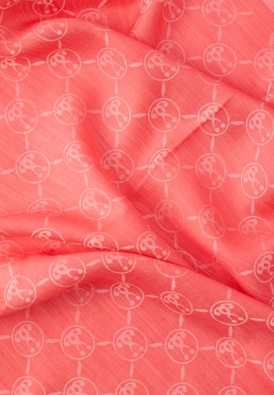 Koralna tkanina z gladko teksturo, ki prikazuje ponovljen vzorec okroglih motivov, povezanih z zlomljenimi linijami v svetlejši odtenek.
