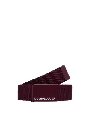 Ceinture en tissu bordeaux avec une boucle rectangulaire en métal, portant l'inscription DCSHOECOUSA en blanc sur la boucle, présentée sur fond blanc.