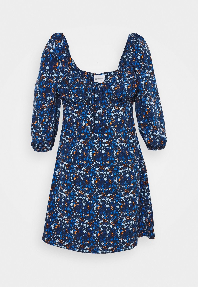 Robe bleue fleurie avec manches trois-quarts bouffantes, encolure carrée, buste ajusté et jupe légèrement évasée.