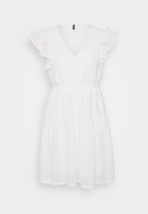 Robe en coton blanc avec un décolleté en V, des manches courtes à volants, des détails de boutons, une taille élastique et une jupe à plusieurs couches avec des motifs en dentelle complexes.