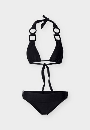 Bikini negro de dos piezas con lazos de cuello halter y detalles de anillos metálicos circulares y cuadrados en las tiras, colocado sobre un fondo blanco.