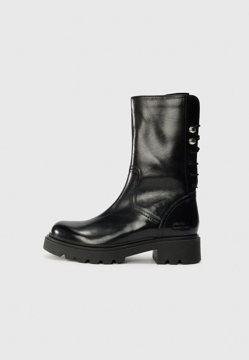 Boots negre din piele până la gleznă cu un finisaj lucios, vârf rotund și o talpă din cauciuc masivă. Prezintă șireturi laterale cu accente decorative din metal.