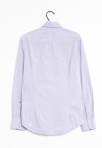 Skjorta med lång ärm och knappar, lätt tyg, ljuslila med små rutmönster, svängd nederkant och knappmanschetter. Hänger på en svart krok.