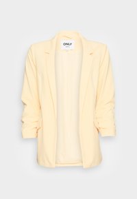 Blazer amarillento claro hecho de tela suave. Presenta un diseño entallado con abertura frontal, mangas anchas y hombreras para aportar estructura.