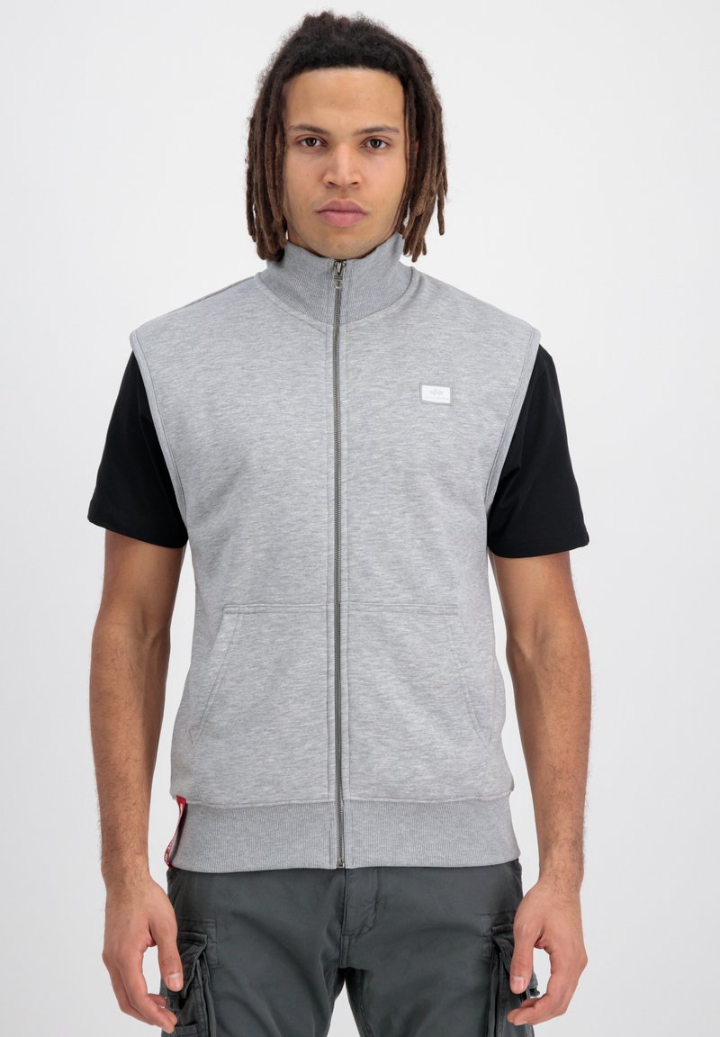 Grau ärmellose Zip-Weste mit hohem Kragen, aus weichem Stoff, mit schwarzen kurzen Ärmeln, zwei Fronttaschen und einem kleinen Logo.
