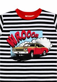 Stribet sort og hvid kortærmet skjorte med et rødt tegneserie-aktigt vintagebil grafik med taleskilt "WROOOM" og sky design.