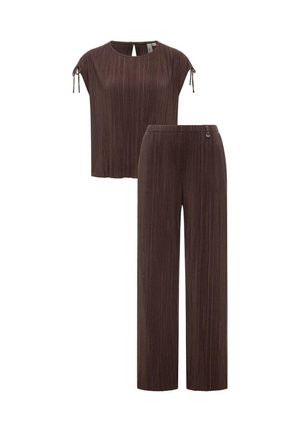 Brun ribbestrikket kortermet topp med knytedetaljer på ermene og matchende ribbestrikkede bukser med vide ben, begge i mykt teksturert stoff.