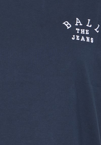 Námořnická modrá bavlněná tričko s bílým vyšívaným textem "BALL THE JEANS" v křivkovém designu, hladká textura a standardní kulatý výstřih.