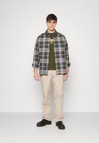 Levi's® SS RELAXED FIT TEE - T-shirt estampada - mossy green