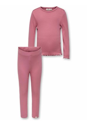 Haut rose à manches longues en maille côtelée avec ourlet à volants et leggings rose assortis, présentés sur fond blanc.