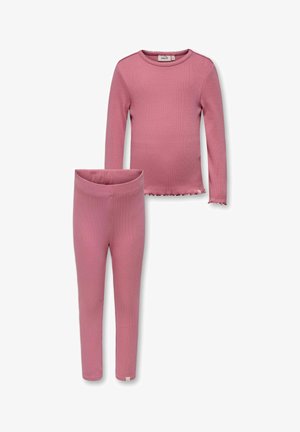 Maglia rosa a coste a maniche lunghe con orlo arricciato e leggings rosa coordinati, esposti su sfondo bianco.