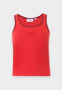 Κόκκινο αμάνικο ριμπ τοπ με σκούρα κόκκινη επένδυση και μικρό κεντημένο λογότυπο "obey" στο κέντρο κάτω από το λαιμό.