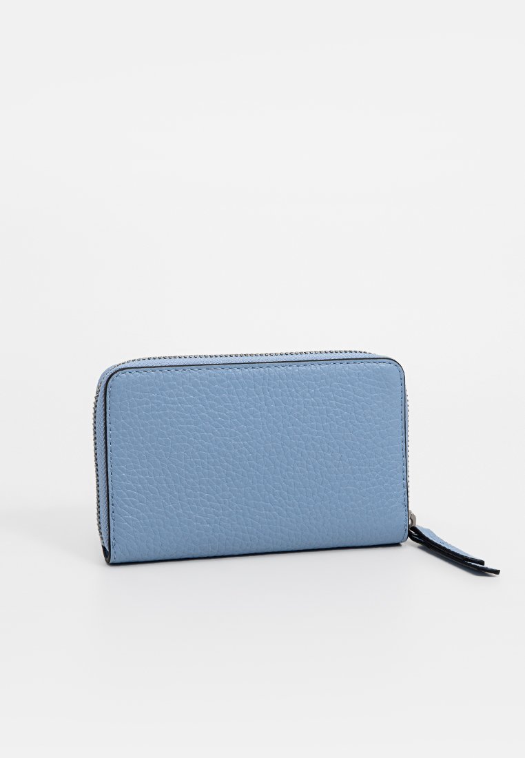 Helleblaue Lederbörse mit einer strukturierten Oberfläche, Reißverschluss und einem seitlichen Quasten-Detail. Rechteckige Form mit kontrastierenden Nähten.