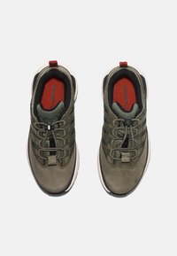 Zapatillas de cuero y malla verde oliva con un acabado texturizado, cordones elásticos y un acento rojo en el talón, con una suela acolchada.