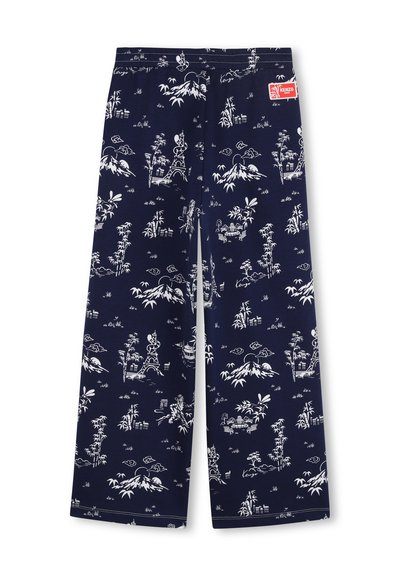 Pantalon de pyjama bleu marine avec un imprimé blanc de paysages et de bambous, en tissu doux, avec une taille élastique et une étiquette Kenzo.