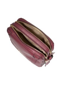 Borsa a tracolla in pelle color bordeaux con due scomparti con cerniera e dettagli in metallo dorato. Texture liscia, forma rettangolare, dettaglio di branding minimale.