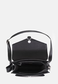 Borsa a tracolla nera in pelle con una finitura testurizzata, dotata di un insieme a piega, chiusura magnetica e svariati scomparti interni.