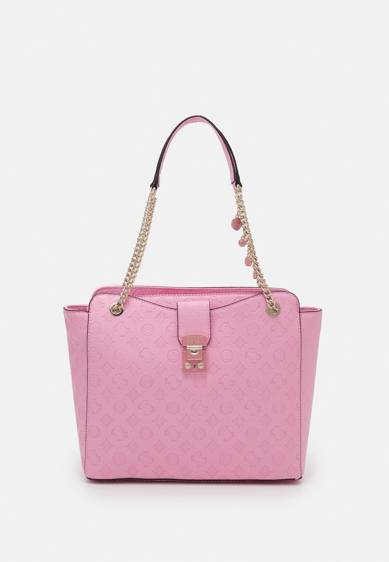 Sac à main rose avec motif embossé, anses en chaîne dorée et fermeture à clip sur un fond uni.