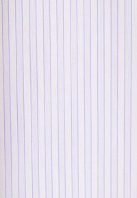 Tissu blanc avec fines rayures verticales bleues espacées uniformément sur la matière.