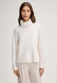 Weißer Rollkragenpullover aus weichem, strukturiertem Stoff; mit gerippten Bündchen und Saum. Das Design hat eine lockere Passform mit geradem Schnitt.