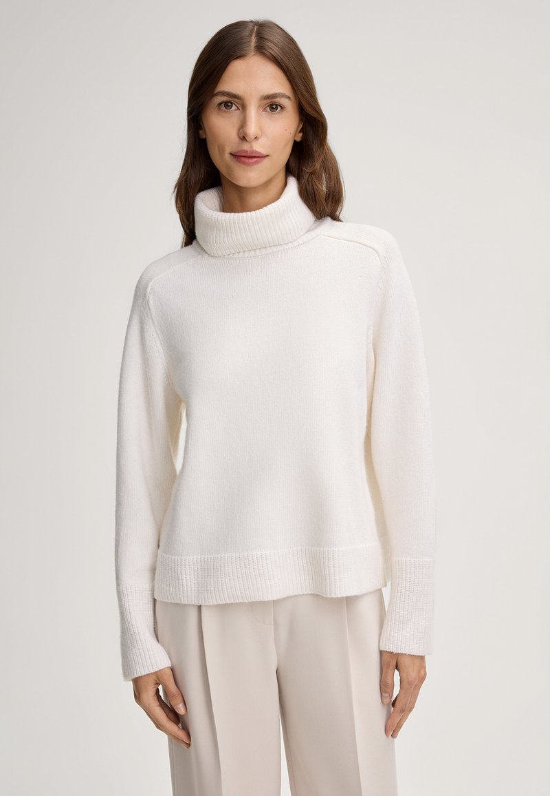 Weißer Rollkragenpullover aus weichem, strukturiertem Stoff; mit gerippten Bündchen und Saum. Das Design hat eine lockere Passform mit geradem Schnitt.