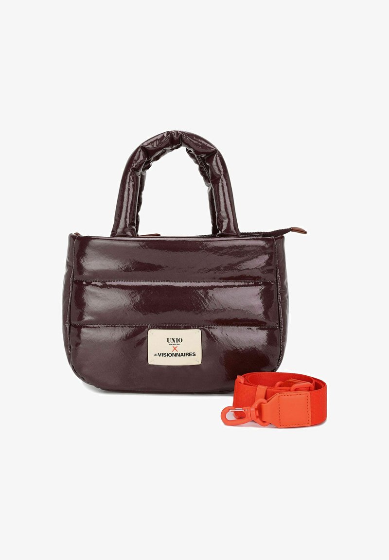 Bolso de mano de charol color ciruela con diseño abullonado, doble asa y una correa desmontable de color naranja brillante. Cuenta con una etiqueta con el logo en el frente.