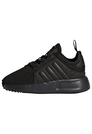Baskets de sport basses noires avec dessus en maille, trois bandes latérales, fermeture à lacets et languette à l'arrière du talon.