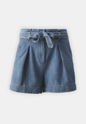 Shorts en denim bleu clair avec un devant plissé, une ceinture à nouer et un ourlet retroussé. Comprend cinq poches et une texture douce.