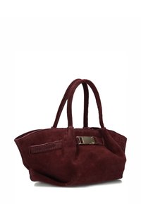 Bordeaux suède handtas met twee korte handvatten, gestructureerde vorm en een gouden sluitingdetail. Gladde textuur met subtiele stiksels.