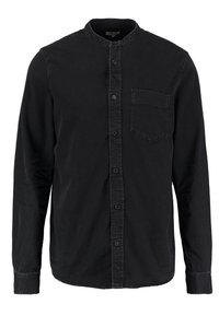 Chemise noire à manches longues avec un col rond, fermeture à boutons, poche sur la poitrine, et texture légèrement lavée.