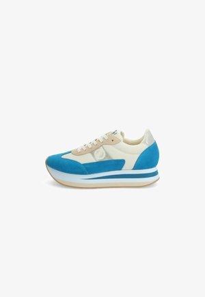 Sneaker in suede blu e crema con design arrotondato, pannelli in rete e suola ammortizzata caratterizzata da strisce blu e accenti beige chiaro.