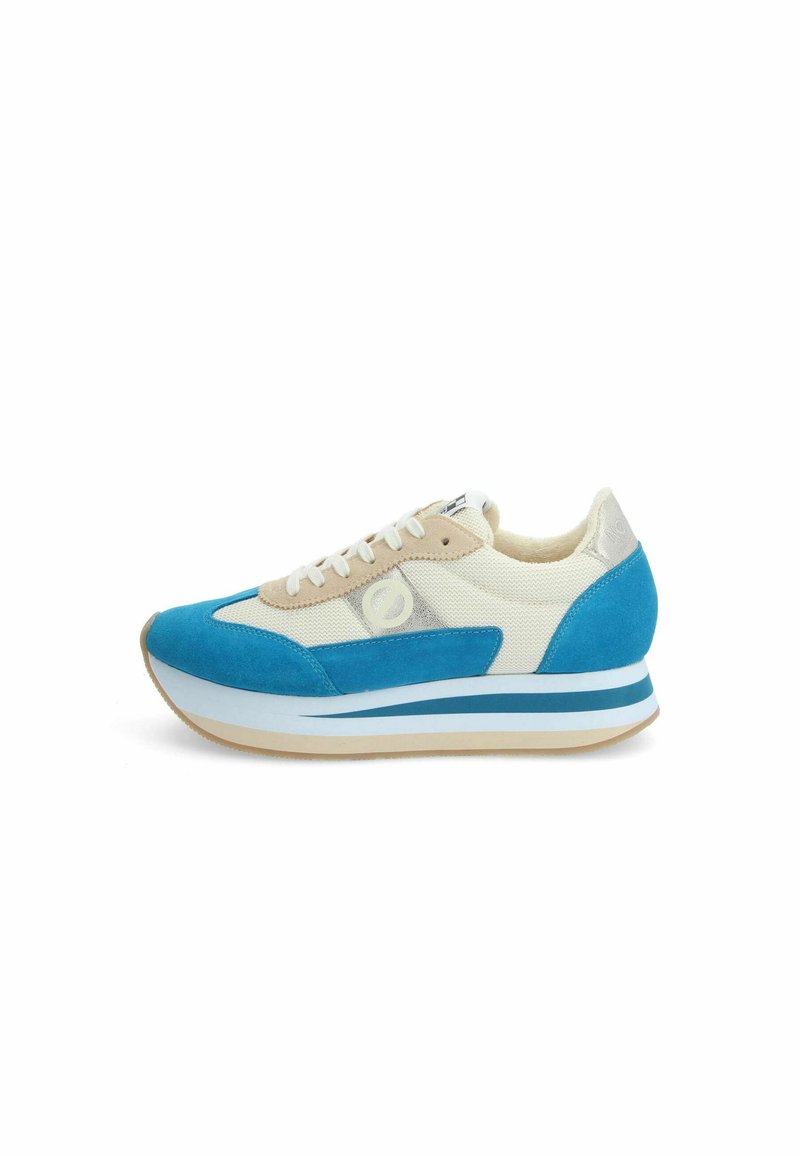 Sneaker in suede blu e crema con design arrotondato, pannelli in rete e suola ammortizzata caratterizzata da strisce blu e accenti beige chiaro.