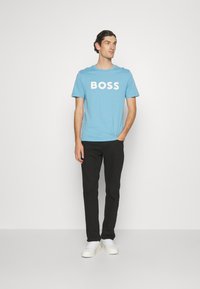 BOSS THINKING - Triko s potiskem - open blue