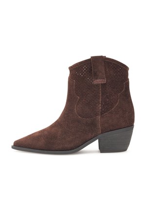 Bruine suède enkellaars met spitse neus, korte gestapelde hak, decoratief geperforeerd ontwerp en een trekhaak aan de achterkant voor gemakkelijk aan- en uittrekken.