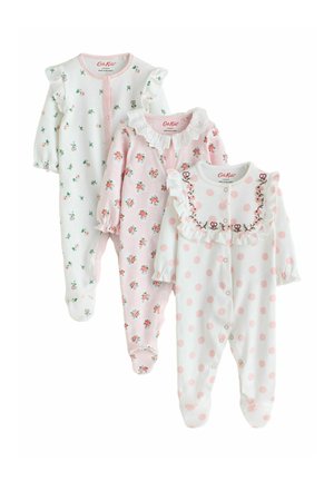 Kolme pitkähihasta vauvan potkupukua, joissa on jalat; valkoinen vihreällä kukkakuviolla, vaaleanpunainen punaisella kukkakuviolla ja valkoinen vaaleanpunaisilla pilkuilla ja röyhelöillä.