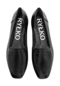 Pari mokasin kulit hitam slip-on dengan ujung kotak dan detail tali dekoratif, dilihat dari atas di latar belakang putih.
