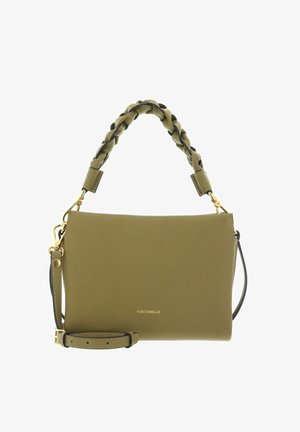 Olijfgroene leren handtas met gevlochten handvat, afneembare schouderriem, gouden hardware en "COCCINELLE"-logo aan de voorkant.