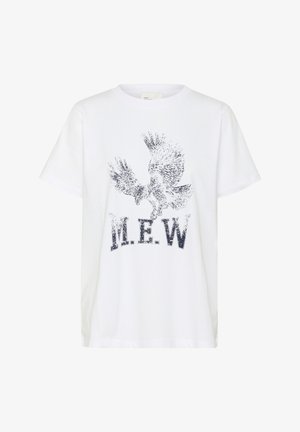 Biała bawełniana koszulka z niebieską grafiką orła i literami "M.E.W." poniżej. Krótkie rękawy i luźny kroj.