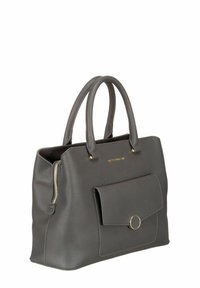 Sac à main en cuir gris avec une forme structurée, deux poignées supérieures, une poche avant avec un accent circulaire et une fermeture éclair.