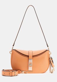 Sac à main en cuir orange clair à la forme courbée, doté d'une fermeture métallique, d'accentuations dorées et d'une bandoulière amovible.