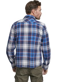 Geruite flanellen overhemd in navyblauw, lichtblauw en wit met rode accenten. Heeft lange mouwen, een kraag en een rechte zoom.
