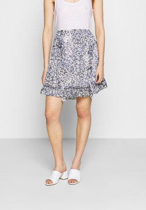 Rok met bloemenprint, een gerimpelde tailleband, gerafelde zoom en lichtgewicht stof in tinten blauw en roze. Gecombineerd met witte slides met blokhak.