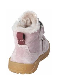 Stivale in suede rosa con fodera morbida e soffice; presenta due cinturini e una linguetta per il tiro; suola in gomma flessibile e testurizzata. Dettaglio di cuciture rinforzate.